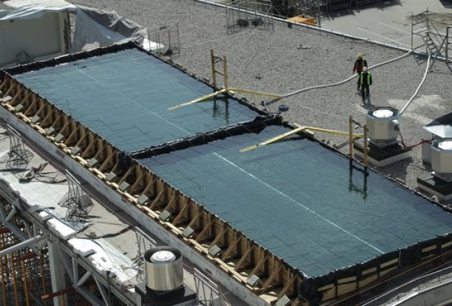 Izmeklēšanas eksperimenta rezultātā sagruvušā lielveikala "Maxima" jumta konstrukcijas nav izturējušas ūdens svara spiedienu un tā rezultātā pārlūzušas, bet ūdens baseinos palicis. Foto: Ieva Čīka, LETA