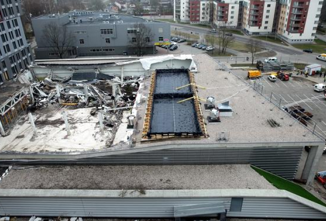 Izveidotie baseini uz Zolitūdes lielveikala drupu atlikušā jumta, lai veiktu policijas eksperimentu. Foto: Ieva Čīka, LETA