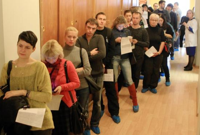 Cilvēki stāv rindā Valsts asinsdonoru centrā, lai nodotu asinis Zolitūdē sabrukušā lielveikala "Maxima" traģēdijā cietušajiem. Foto: Edijs Pālens, LETA