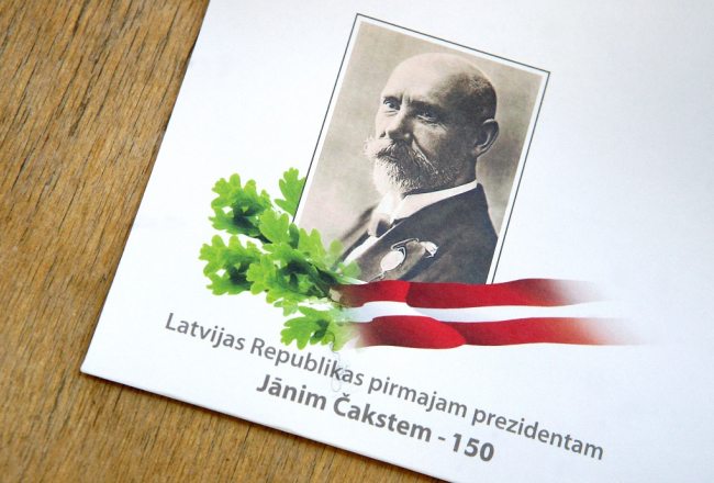 Pirms pieciem gadiem "Latvijas pasts" izdeva jubilejas aploksni - Latvijas pirmajam prezidentam Jānim Čakstem - 150. Foto: Evija Trifanova, LETA