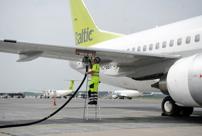 Ar degvielu tiek uzpildīta "airBalic" lidmašīna. Foto: Edijs Pālens, LETA