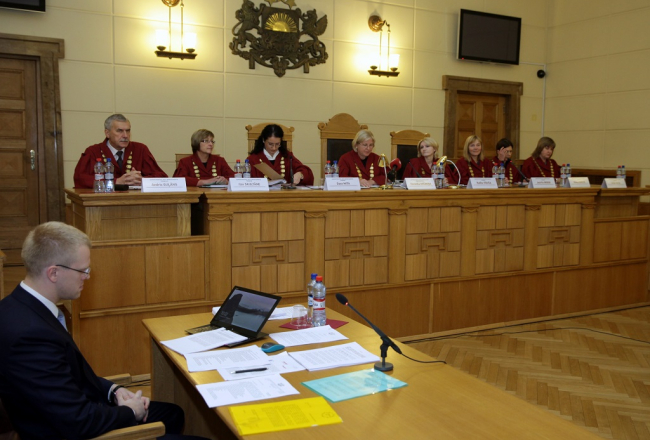 No "Saskaņas" 12.Saeimā ievēlētais deputāts Andrejs Elksniņš (no kreisās), Augstākās tiesas Administratīvo lietu departamenta tiesneši Andris Guļāns, Ilze Skultāne, Dace Mita, priekšsēdētāja Veronika Krūmiņa, Rudīte Vīduša, Jautrīte Briede, Vēsma Kakste un Līvija Slica piedalās Augstākās tiesas sēdē, kurā skata partijas "Saskaņa" pieteikumu, ar kuru pārsūdzēti Centrālās vēlēšanu komisijas apstiprinātie 12.Saeimas vēlēšanu rezultāti. Foto: Ieva Čīka, LETA