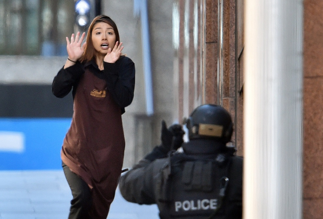 Viena no atbrīvotajām ķīlniecēm pamet kafejnīcu. Foto: AFP/LETA