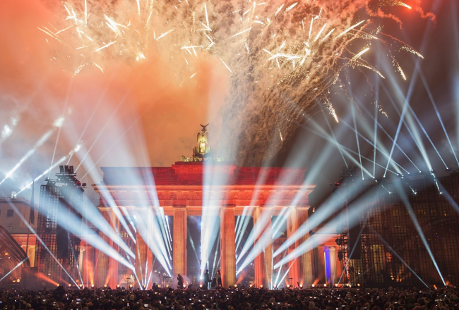 Grandiozs šovs svētdien notika pie Brandenburgas vārtiem. Foto: EPA/LETA