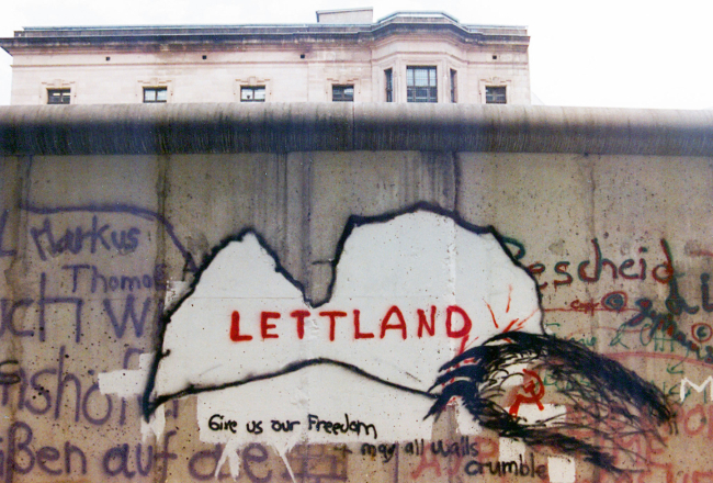 Latviešu grafiti uz mūra bija pamanāmi baltā pamata dēļ. Autors Valdis Kupris diemžēl mūra sagrāves 25.gadadienu nepiedzīvoja.