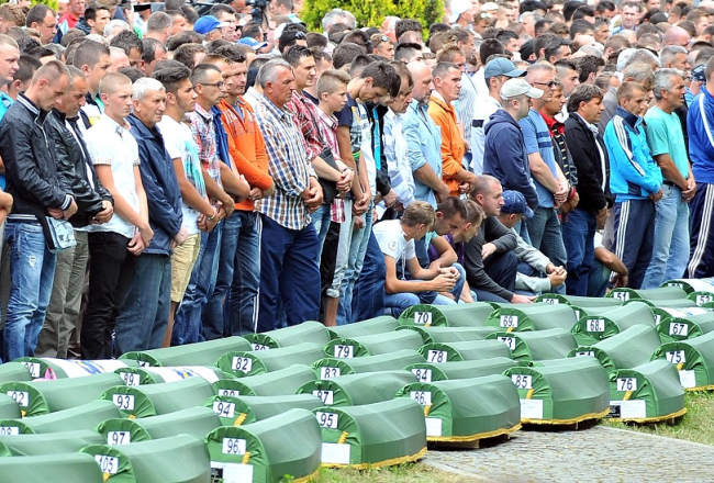 Šogad jūlijā Bosnijas musulmaņi, ģimenes locekļi un 1995.gadā Srebrenicas slaktiņu pārcietušie upuru mirstīgo atlieku apbedīšanas ceremonijā kapsētā Potocarion netālu no Srebrenicas. Foto: AFP/LETA