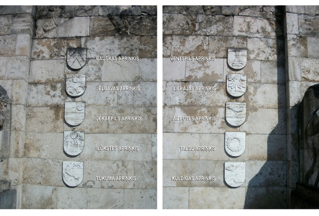 Desmit restaurējamie Zemgales un Kurzemes apriņķu ģerboņi. Publicitātes foto