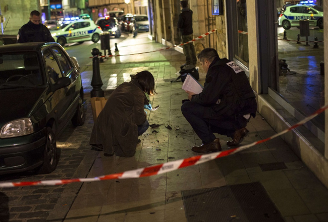 Francijas policisti pēta nozieguma vietu Dižonā. Foto: AFP/LETA