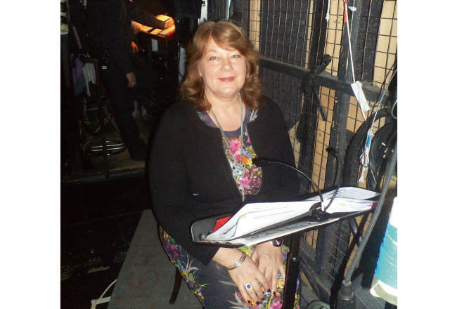 Ja iestudējuma scenogrāfija nepieļauj sufliera būdiņas jumtu skatuves priekšplānā, nākas strādāt aizkulisēs.