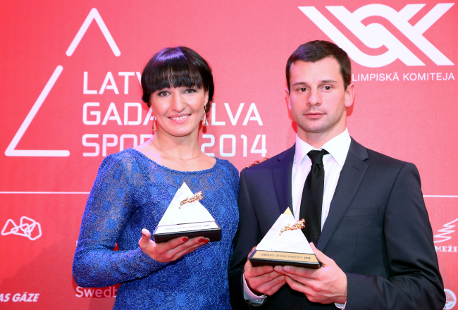 Divkārtējā Eiropas čempione brīvajā cīņā sievietēm Anastasija Grigorjeva ar balvu nominācijā "Labākā Latvijas sportiste" un Latvijas skeletonists Martins Dukurs ar balvu nominācijā "Labākais Latvijas sportists" piedalās "Latvijas Gada balvas sportā 2014" apbalvošanas ceremonijā kultūras pilī "Ziemeļblāzma". Foto: Ieva Lūka, LETA