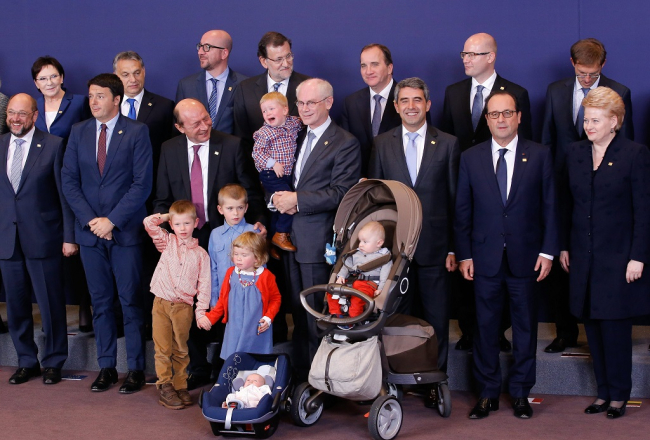 Eiropas valstu līderi un EP prezidents Hermanis van Rompejs pozē kopā ar bērniem pēc vienošanās. Foto: AFP/LETA
