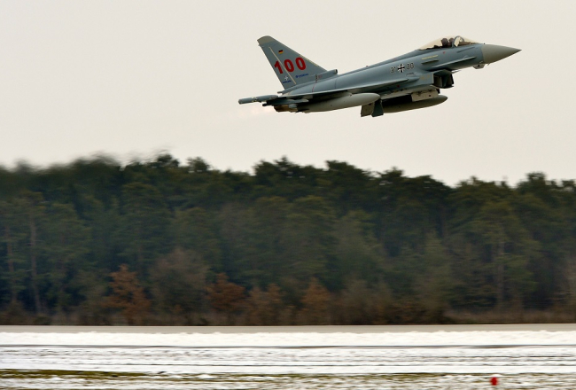 Vācijas gaisa spēku lidmašīna "Eurofighter". Foto: AFP/LETA