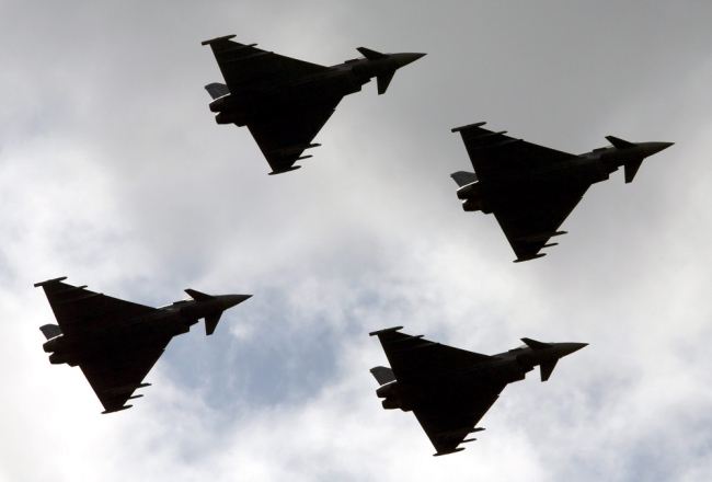 NATO lidmašīnas "Eurofighter" lidojumā. Foto: EPA/LETA