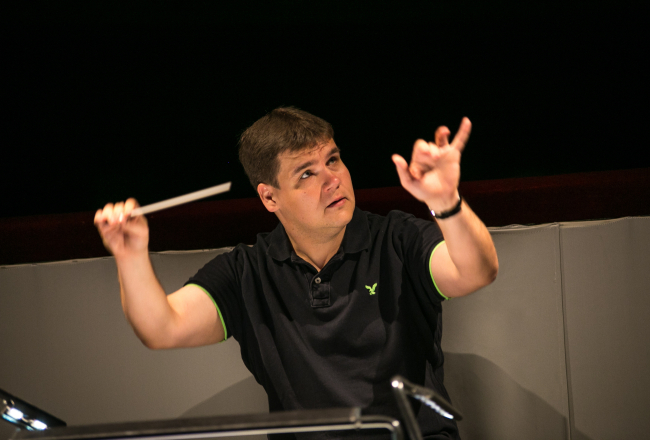 Diriģents Andris Poga. Piektdien, 31.oktobrī  tiešraidē no Lielās ģildes tiks raidīts koncerts "Reinis Zariņš. Mākoņi. Čaikovskis", kurā piedalās pianists Reinis Zariņš un Latvijas Nacionālais simfoniskais orķestris diriģenta Andra Pogas vadībā. Foto Andrejs Terentjevs, F64