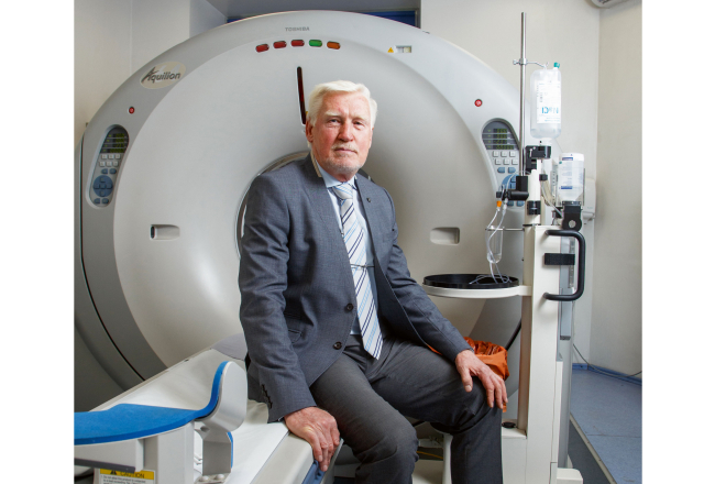 ARS valdes priekšsēdētājs Māris Andersons 26 gadus vada medicīnas sabiedrību, bet jau 20 gadus nestrādā par pulmonologu. «Nevar attīstīt ārsta un uzņēmēja intuīciju vienlaikus,» savu izvēli paskaidro Māris Andersons.