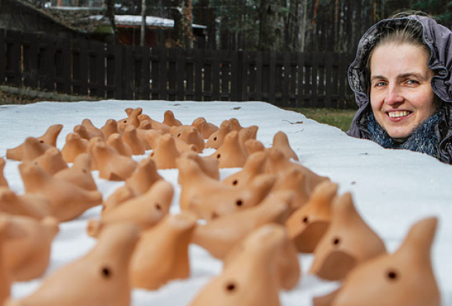 «Pareizi izveidots leņķis šķautnei pie cauruma zem astītes, jāskatās, lai nav pārāk plats astes caurums,» Dace Zvanītāja dalās svilpaunieka noslēpumos. Skaņai būtisks ir putniņa izmērs — mazie ir spalgi kā svilpes, lielie dūdojoši.