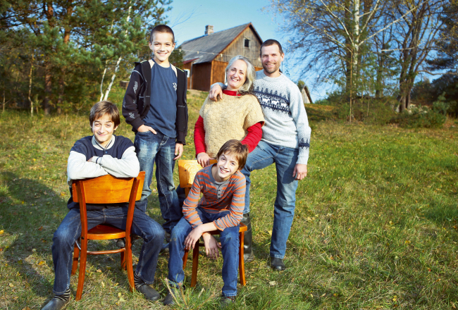 Artūrs, Mārtiņš, Tedis, viņu mamma Liza un tētis Māris pie mājām Medumu pagastā, kur Duntavi sākuši dzīvot vienkāršu lauku dzīvi.