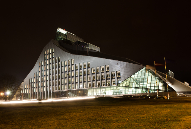 Nacionālās bibliotēkas ēka. Foto Gints Ivuškāns, F64