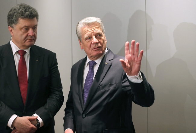 Vācijas prezidents Joahims Gauks (no labās) sarunā ar Ukrainas prezidents Petro Porošenko. Foto: EPA?LETA
