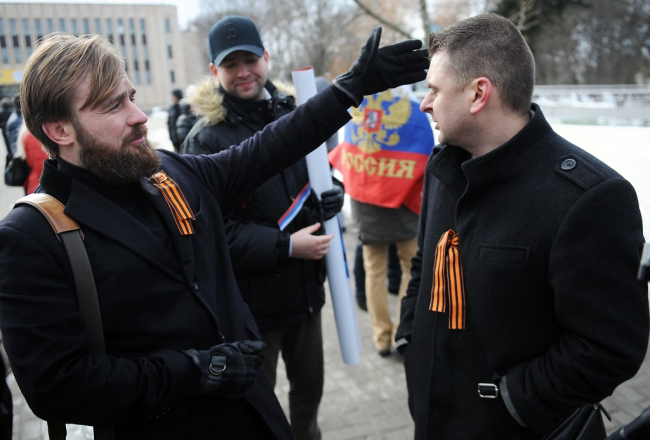 Biedrības "Dzimtā valoda" līderis Ilarions Girss (no kreisās) un partijas "Par dzimto valodu!" līderis Jevgēņijs Osipovs 16.martā šogad piedalās biedrības "Russkaya Zarya" rīkotajā piketā iepretī Krievijas vēstniecībai, kurā pauž atbalstu Krimas pievienošanai Krievijai. Foto: Ieva Lūka, LETA