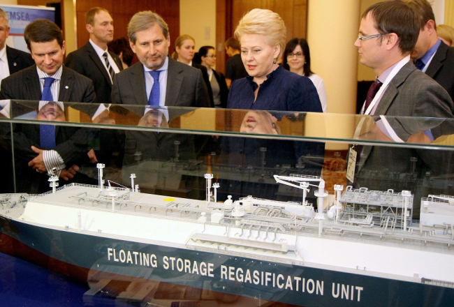 Lietuvas prezidente Daļa Grībauskaite pie sašķidrinātās dabasgāzes (LNG) peldošās uzglabāšanas termināļa modeļa. Foto: AFP/LETA