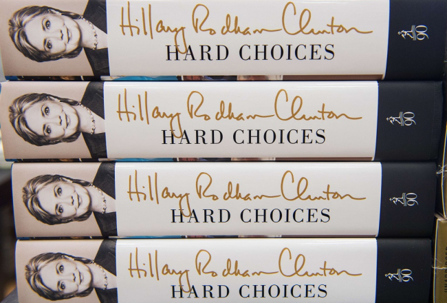 Šovasar izdotā bijušās ASV valsts sekretāres Hilarijas Klintones memuāru grāmata. Fotyo: AFP/LETA