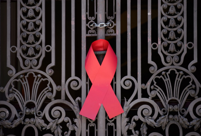 Simboliskā lentīte atbalstam cīņā pret HIV/AIDS infekciju. Foto: AFP/LETA