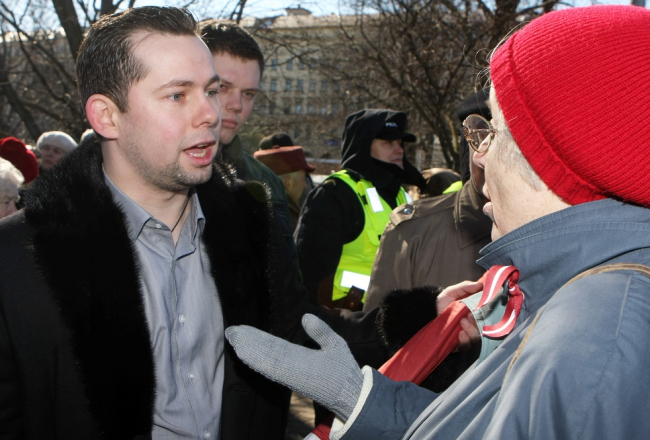 Saeimas deputāts Aleksejs Holostovs (no kreisās) pie Brīvības pieminekļa 2011.gada martā, kur pulcējušies "antifašisti" un viņu atbalstītāji, lai protestētu pret leģionāru piemiņas gājienu. Foto: Edijs Pālens, LETA