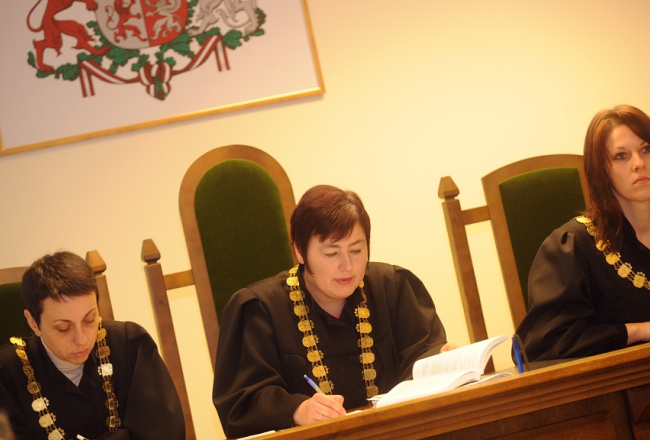 2011.gads. Jūrmalas tiesas tesneses Ilze Freimane (no kreisās), Solvita Glaudāne un Gundega Lapiņa Jūrmalas pilsētas tiesas sēdes laikā, kurā izskata krimināllietu, kurā par kukuļdošanu personu grupā pēc iepriekšējas vienošanās apsūdzēti bijušais Jūrmalas mērs Raimonds Munkevics un bijušais "Jūrmalas ātrās palīdzības" valdes loceklis Normunds Pīrants. Foto: Lita Krone, LETA