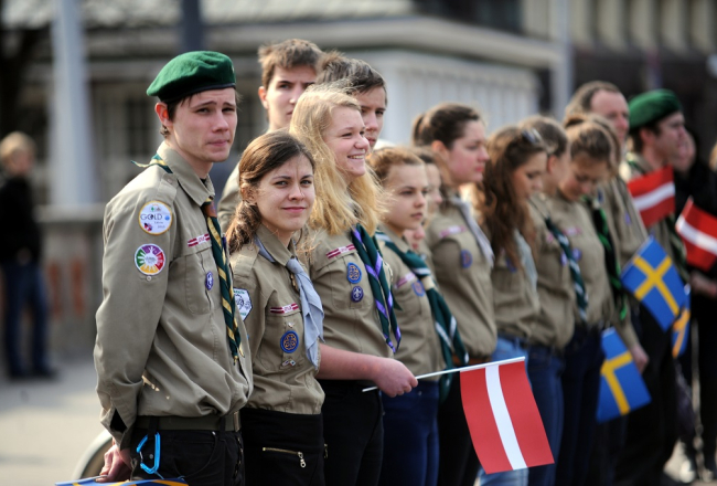 Jaunieši šogad pulcējušies pie Brīvības pieminekļa uz Valsts prezidenta Andra Bērziņa un Zviedrijas karaļa Kārļa XVI Gustava ziedu nolikšanas ceremoniju. Foto: Edijs Pālens, LETA