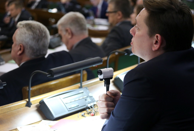 Saeimas deputāts Arturs Kaimiņš ar savu videokameru parlamenta sēdē. Foto: Evija Trifanova, LETA
