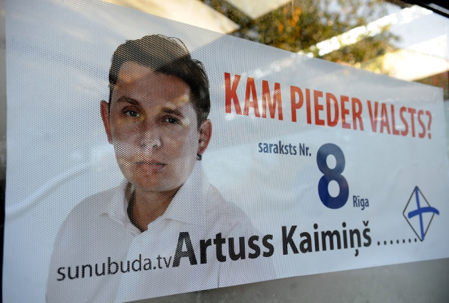 Saeimas deputātu Artusu Kaimiņu nedēļas nogalē Vecrīgā aizturēja uz ielas patrulējošā Rīgas Pašvaldības policija. Deputāts "Latvijas 1.rokkafejnīcā" bijis stiprā reibumā un, stāvot pie bāra letes, traucējis apkalpot citus klientus, tāpēc izraidīts no kafelnīcas. Foto: Edijs Pālens, LETA