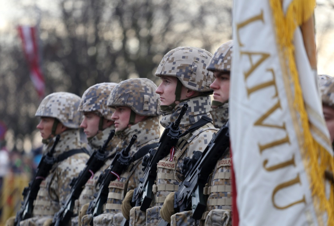 Latvijas armijas karavīri parādē valsts svētkos. Foto: Evija Trifanova, LETA