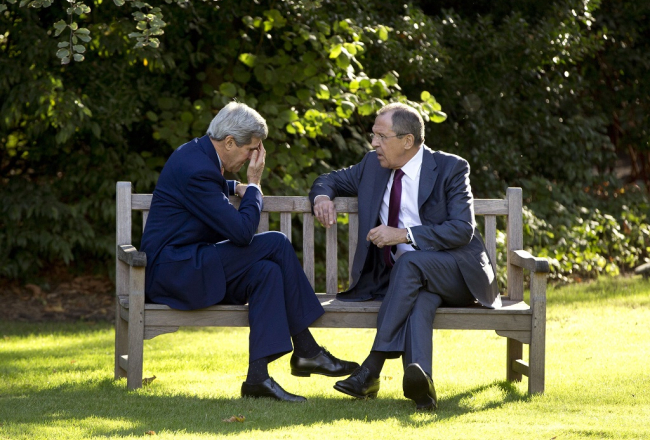 Džons Kerijs (no kreisās) un Sergejs Lavrovs otrdien tikšanās laikā Parīzē. Foto: AFP/LETA