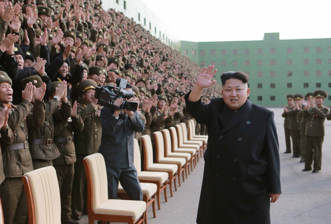 Totalitārisms dzīvē - Ziemeļkorejas līderis un bruņoto spēku augstākais virspavēlnieks Kims Čenuns tiek vienbalsīgi sveikts. Foto: EPA/LETA
