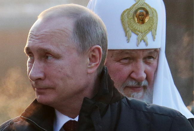 Krievijas prezidents Vladimirs Putins (priekšplānā) un Krievijas Pareizticīgo baznīcas patriarhs Kirils. Foto: ITAR-TASS/LETA