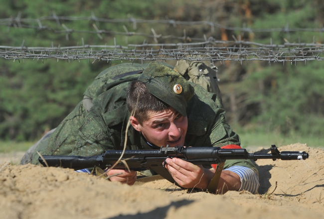 Krievijas armijas karavīrs mācībās Rjazaņā šovasar. Foto: ITAR-TASS/LETA