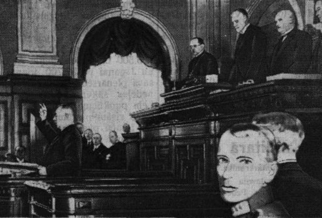Tribīnē Alberts Kviesis 1930.gada 11.aprīlī, kreisajā rokā tur Valsts prezidentu svinīgo solījumu grāmatu. “Latvijas Kareivis”, 1930.gada 12.aprīlī Nr.85, 1.lpp. Priekšplānā: visu trīs Valsts prezidentu adjutants Eduards Kuplais. Prezidijā (no kreisās): Saeimas priekšsēdētāja biedrs, okupācijas laika pēdējais Valsts prezidenta pienākumu izpildītājs, bīskaps Jāzeps Rancāns, Dr. Pauls Kalniņš, Saeimas sekretārs Jānis Breikšs, tā pirmais biedrs Džons-Kārlis Hāns.
