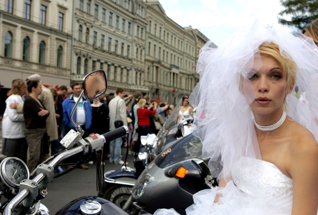 Līgava uz motocikla. Foto: Evija Trifanova, LETA