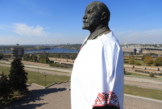 Zaporožjes iedzīvotāji šoruden milzīgo Ļeņina skulptūru ietērpa Ukrainas nacionālajā tautiskajā kreklā, kas izrakstīts tautas ornamentiem. Foto: ITAR-TASS/LETA