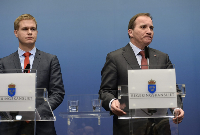 Zviedrijas premjerministrs Stēfans Levēns (no labās) un Zaļās partijas pārstāvis Gustavs Fridolins preses konferencē. Foto: EPA/LETA