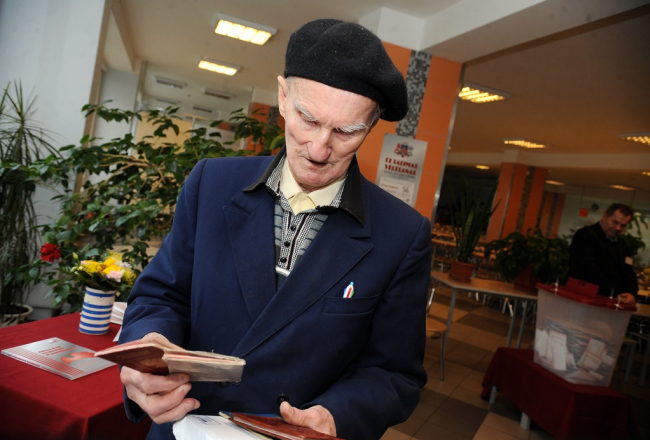 Bijušais lidotājs, kurš vēlējās nobalsot ar savu Krievijas pilsoņa pasi, ieradies uz 12. Saeimas vēlēšanām 56. vēlēšanu iecirknī Rīgas 72.vidusskolas telpās. Foto: Edijs Pālens, LETA