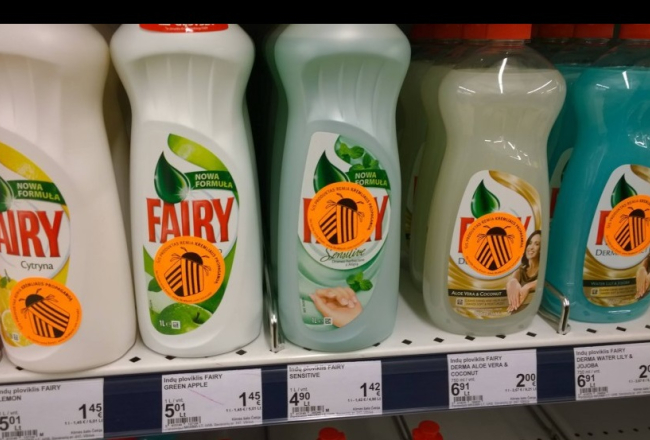 Lietuvā ar "kolorado vabolēm" marķētās preces veikala plauktā. Foto no "Delfi.lt"