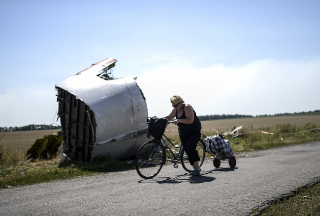 Austrumukrainā jūlijā nogāztās Malaizijas lidmašīnas atliekas augustā pie Grabovo ciema. Foto: AFP/LETA