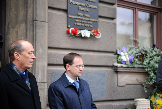 Krievijas vēstnieks Latvijā Aleksandrs Vešņakovs (no kreisās) un Krievijas Federācijas kultūras ministrs Vladimirs Medinskis piedalās rakstniekam Valentīnam Pikuļam veltītās memoriālās plāksnes atklāšanas pasākumā pie nama Tērbatas ielā. Foto: Edijs Pālens, LETA