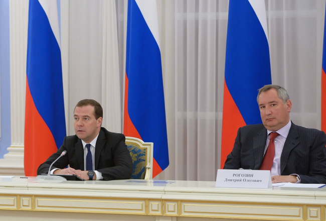 Krievijas valdības vadītājs Dmitrijs Medvedevs (pa kreisi) un Krievijas vicepremjers Dmitrijs Rogozins. Foto: ITAR-TASS/LETA