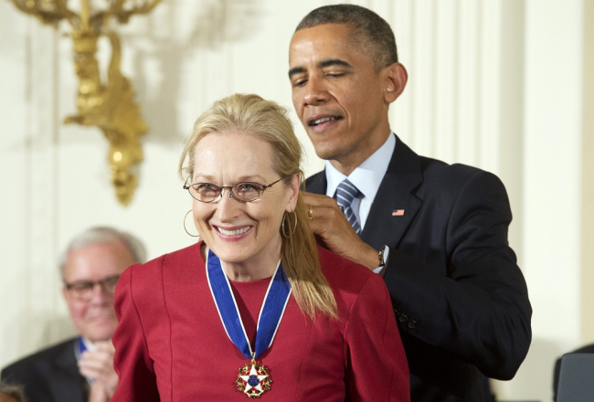 Aktrise Merila Strīpa no ASV prezidenta Baraka Obamas saņem Prezidenta brīvības medaļu. Foto: EPA/LETA