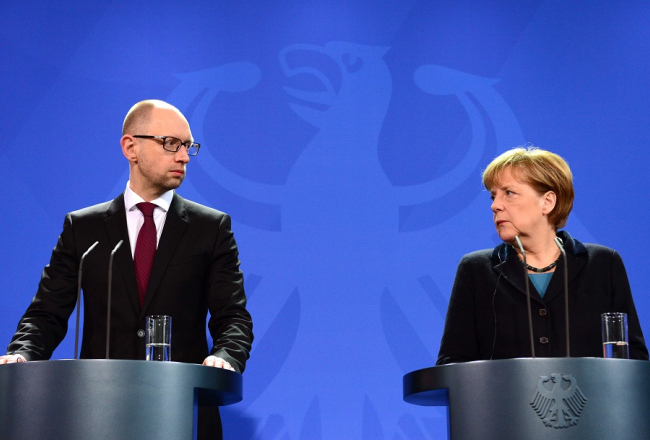 Angela Merkele tikšanās laikā ar Ukrainas premjerministru Arsēniju Jaceņuku. Foto: AFP/LETA