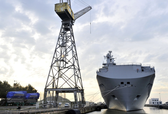 "Mistral" tipa karakuģis "Vladivostok" pietauvots Francijas ostā. Foto: AFP/LETA