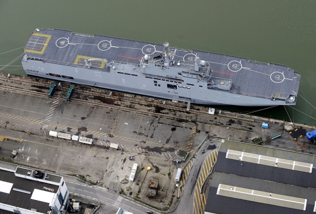 Helikopteru bāzes karakuģis "Vladivostok" Francijas ostā. Foto: AFP/LETA